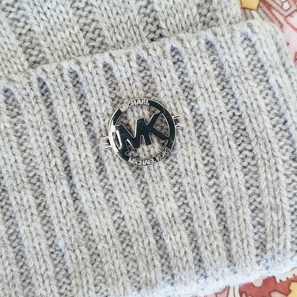 Michael Kors Knit Beanie with Pom-pom ❄️⛷️ - Picture 3 of 4